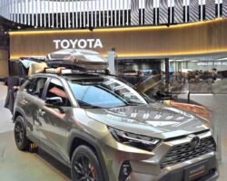 ◼︎上海モーターショー2025
バッテリーで走行できる有人ドローン。ヘリコプターより安全で走行距離も長い。
XIOMI は、中国ではBYD、テスラーに続き上位に躍進してきた。
特別仕様のSU7 ULTRA(ブルー車両)は、1,500馬力で時速100㎞に到達する時間は1.98秒とのこと。
因みにBYDは中国国内だけで年間425万台を販売した。性能も飛躍的に向上しているが、国内需要で原価を案分できるので、驚くほど安く製造できる。アメリカは斬新な発想力はあるが、昔も今も製造が苦手な国であり、今の中国と関税戦争するのは無謀だし勝目はない。
喧嘩するなら自国で完結できる仕組みを整備してからであり、日本も色々な意味で徐々に他国依存を減少させるべきである。
グローバリゼーションも分かるが、パンデミックや有事の際は、完全に自国優先となり誰も守ってくれない。
世界最大のEV自動車メーカーであるBYDの日本仕様の車両には3年前から当社のナビアプリが採用されている。
日本向けの車両にも左側通行や日本の特別な交差点及び道路条件を学習させれば一般道でもレベル3.5クラスの自動運転が可能となる。しかし日本の道路交通法や自工会規制に対応しなければならず、使える機能を制御しているのが現状である。
※レベル3.5クラスは全自動運転ではない。
一概に自動運転を推奨するわけではないが、全ての車両にこの機能が搭載されれば、交通事故は激減する。勿論、自動運転でも事故は起きるが、人的な操作ミスよりはるかに少ない。
事故防止制御システム、AI認識、ライター & 画像処理、データ通信速度が飛躍的に進化したからである。
今回の出張で、トヨタ、ホンダ、マツダが、中国EV市場で根強い人気があり、徐々に販路を拡大していることが非常に嬉しかった。