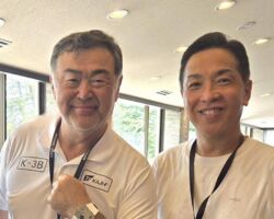 能登の復興に尽力されている浦建築研究所の中越さんと、能登カントリーでチャリティーゴルフ大会を開催したリシャール・ミルの川崎社長。
最近はあまりニュースにならないが、能登の復興は地元の利権争いなどの障壁があり、倒壊した建物の撤去すら2割程度した進んでいない。
多くの住民が仮設住宅で暮らす日々が続いていることを風化させてはいけない。