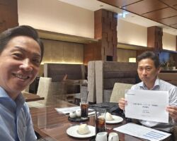 大阪オフィスの木村さんと定例ミーティング。全社に言えることだが、上期は
大阪オフィスメンバーの頑張りが際立った。
開発は福岡オフィスの益田さんが強力にサポート中。
■IoT第一事業部
通期売上目標:691,129千円
■内大阪オフィス
通期売上目標:385,125千円
現状確定案件:469,695千円
保有件数残:55件
・日本通運、アストモス、福山通運、NTTテレコン。ダイキン追加開発他
■SGシステム Biz-Fleet API提供
アクティブ利用が現在19,319IDあり、今期中に20,000IDは確実
※佐川急便と業務委託車両の比較的大型車両の動態管理。
担当は、これにナビ機能をアップセルしており、かなり高い確度で推進で
きている。現状で通期約1億円の売上(80%利益)
ナビが追加されると月額利用料が大きく増額される。
本件は、抜けにくく利益率が高い。
運送・配送は永遠に終わらない当社が目指すべきビジネスモデルである。