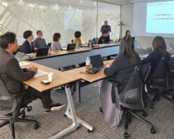 ChatGPTオペレーター養成講座
私見だが、生成AIなどこの世に必要ないから早く規制して欲しいと願っている。
人が考えなくなり、生成AIをハンドリングできる一部の人が頂点に立つ人類など何の魅力もない。
但し、競争社会で効率性を問われる以上、経営としては全社員ができるだけ上位層でこの仕組みを利用できるようにガッツリ教育するしか現時点では選択肢がない。ビジネスはビジネスとして割りきる。
地図他コンテンツはRAG+各エンジン層を構築して、しっかりと生成AIと連携・対峙していく。
・・・・・・・・・・・・・・・・・・・・
ChatGPTを構成するニューロサイエンスは、脳の機能を理解し学習の仕方を最適化することにより、タレントマネジメント、パフォーマンスの向上、組織学習、トレーニング、インストラクション、ラーニングデザインを改善していくものである。
特にPython言語を自動生成するためのプロンプトの記述手法をは興味深い。
常々言及しているが。要件定義がしっかりプロンプト化できれば、そのままソースコードが生成される時代は近いし、その要件定義すらAIが作ることになる。
その時人間の仕事は、どのAIを利用するかを判断し、顧客と直接話して理解、納得してもらう業務が残る。
GitHubで、日本の若い男女を画像生成させてみたが、参加者13名全て違う画像となっていた。
クオリティーも申し分ないし、著作権がユーザーに帰属する。
※著作権や特許については、サービスによってレギュレーションが異なるし、特例があるので注意が必要