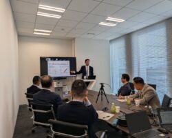 下期のキックオフMTGはミダスキャピタルの大櫃直人専務取締役に講演していただいた。伝説のバンカーとして2024年にはNHK「プロフェッショナル仕事の流儀」に出演。現在はスタートアップ企業への融資を積極的に行っており当社も定期的に情報交換をさせていただいている。