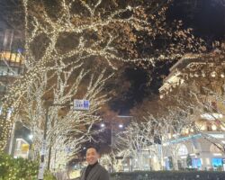 当社と資本・業務提携している(株)FORCETECの
スマートゴミ箱 "SmaGO " を色々な場所で見るようになった。
※今宵は同社と会食の後、表参道交差点→神宮橋交差点を視察
"SmaGO" はソーラーパネルを搭載しているので発電・蓄電を全自動で行い、ごみが一定量貯まると圧縮機能が作動して約1/5に圧縮し1台に600リットルのごみを溜めることができる。
又、通信機能も備えており、ゴミ回収時期をプッシュで通知したり、付近の交通量を24時間モニタリングすることも可能である。
日本の街にはゴミ箱が不足している。 普段の生活は勿論、 観光客の増加により、今まで 以上にゴミ箱が求められる時代となっている。
"SmaGO" は、IoTでリアルタイムにゴミの状況を管理できる優れものであり、これら先進技術を活用して街の社会課題を解決していきたい。