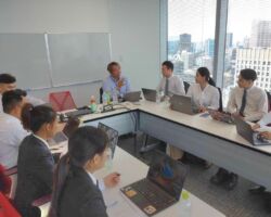 来年度、SEアシストから採用予定の留学生8名の顔合わせと研修が開始された。
政府の移民政策は、ブルーカラーの補填対策として賃金の安価な労働力の受け入れに重きを置いているように見える。
単純な話しだが、選択肢の多い日本で、いつまでも安い賃金で働くわけもなく、モチベーションが無くなると逃げたり、犯罪を起こすなど、ややもすると住民との確執が生まれてしまう。
日本は単一民族であり、外国人との共存に抵抗のある人が多いし、そもそも生活の中でどのような違いや問題が出るのかを理解している人が少ない。
従って、外国人を受け入れる際は、数年掛けてきちんと日本語、日本文化、プログラミングなど教育を行う事が非常に大切だと感じている。
職種がホワイト・ブルーカラーを問わず、日本の良さを深く理解してもらい、日本で学んだことを将来にどう生かすのかをビジョンとして、持ってもらえば共存の道が見えてくる。
超微力ではあるが、ここをサポートできる活動の一助になればと思っている。