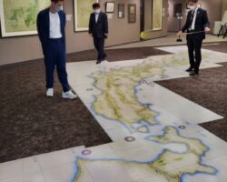 株式会社FIG村井社長、SHOKICHI
テクノ&地図ミュージアム見学
DtoDは今旬な話題でかなり時間を取って説明しました!
※当写真は社内報掲載のみ許諾をいただいております。SNS等への流用は厳禁になります!