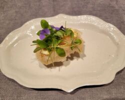 鎌倉 ROBB 石原代表 兼 シェフ
彼は大学ラグビー部の後輩です。リクルートの幹部候補だったのに突然し退職し、単身でコロンビアへ!
コネも何もない中、ひょんなことから、あるカカオ農家で働けるようになり、その仕事ぶりが評価され、カカオの販売権を手にすることができました。
それからコロンビアカカオ農家の収益改善を手掛け、日本では、このカカオを使ったチョコレートの生産・販売、鎌倉でのレストラン経営も手掛けています。