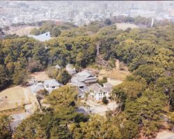 旧安川邸にて。安川家は明治7年に福岡で炭鉱経営を始め、明治10年の安川商店創業時に芦屋に住居を移したのち、明治20年に安川商店を、明治22年に住居を現在の若松区役所周辺に移しました。