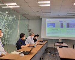 コロナ感染者が増加傾向ではありますが、現状当社ではマスク、消毒を徹底することを前提に出社は社員の意思に任せています。
心身のバランス、顧客対応、コミュニケーションのしやすさを考慮して判断してください。