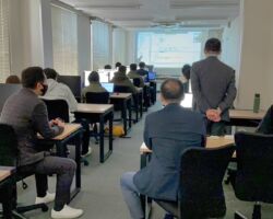 本日はSEアシスト社の紹介をいただき愛和学園のプログラミング授業を見学しました。
生徒全員が留学生ですが、完全日本語の授業で、スキルの高い生徒が多いのに驚きました!
是非、採用したいと思います。