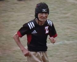 92才 現役ラガーマン‼️
貴田 哲弘(きだ あきひろ)氏
1931年生まれ 92才
滋賀県大津市出身
160cm SH
旧制 京都市立第一商業高校(現 京都市立西京高校)でラグビーを始め 45年春 疎開で大津市に戻り滋賀県立膳所高校の前身校で『ラグビー班』の1期生となりました。
40才からラグビーを再開 現在も『びわこ惑惑クラブ』でプレーされています。
2022年10月9日マスターズ花園に膳所高校OBチームとして出場
強豪 秋田工業高校OBチームと対戦しました。