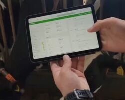 株式会社ファームノート
一次産業とITの融合は今後の日本経済にとって重要な取り組みです。
全ての牛はゲノム検査され、餌の摂取量、搾乳量、体重、健康状態、発情期のタイミングがグラウンドで管理されています。
これを分析する事で、効率的に搾乳できる固体だけを残し経済効率性を向上させています。
搾乳するためには効率的に妊娠させ続けることも重要な施策です。
ホルスタインを母体として赤牛の受精卵を移植し、子供を生ませる取り組みも加速しています。