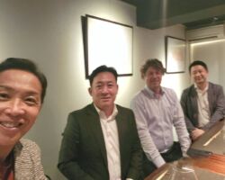 アマゾン案件獲得の慰労会。 あまり予想していなかったが、RFQがでてコンペとなり最後まで余談を許さない展開だった。ゼンリンからは大幅な値下げを了解してもらっていたが、ベンジャミンさんを中心に鬼崎本部長、川口部長のサポートもあって、微小な譲歩に留まり、無事にビジネス全体を獲得することができた。お疲れでした。