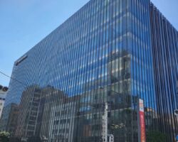 久しぶりに西日本シティ銀行を訪問!3D地図の完成度は高いが、止まって見てくれる人は限られる。 広報と割りきれば、これでよいが、収益モデルを構築するなら、見てもらう必然性をつくらないといけない。最近のタクシー広告は、一定層には刺さっているように思う、