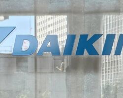 ダイキン工業株式会社
梅田ツインタワーに本社移転されて初訪問
夏場の猛暑時、エアコン修理依頼は毎日数千件に及ぶ!
故障内容から、修理スタッフの技術レベルを算出し、必要部品と一緒に効率的に現場に誘導する当社の動態管理システムを採用していただいている。
益田さん、木村さんね建設的な貢献により、毎年、新規開発と運用費をいただいている。
更なる提案活動を推進してほしい。