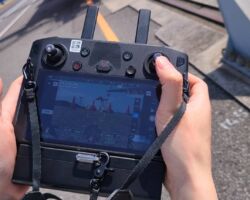 ドローンの操作の様子です。