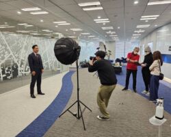 ビジネスポートレートの撮影風景。
会社案内を含む、様々なシーンで活用予定です。