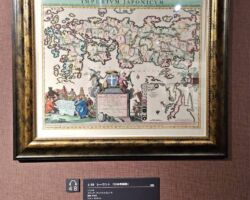 江戸時代に精密な日本地図を作った地理学者・長久保赤水せきすい(1717~1801年)実測で日本初の日本地図を作った伊能忠敬(1745~1818年)より42年も早く完成させている。日本地図の先駆者だが、あまり知られていないのが残念だ。 彼の功績を記した関連資料が9月、国の重要文化財(重文)に指定されたのを追い風に、出身地の茨城県高萩市の団体が業績紹介の漫画本作りなど、知名度アップのために本格始動している。 地図ミュージアムでも展示されているので機会があれば足を運んで欲しい。 そしてさらにそれ以前に、ポルトガル人のイグナシス・モレイラが日本地図の骨格を既に完成させていたことを知る人は少ない。