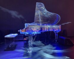 セールスフォースの小出会長にご招待いただき、特別VIP席で観賞させていただきました。
YOSHIKIは、数年前まで常に自殺願望を抱えながら生きていたのですがチャリティーを行うようになって、自分の存在意義を強く認識できるようになったそうです。
極論、人間って自分の欲だけのために生きたら自身を見失うということです。
使命感を持ってギリギリのラインで生きている人の歌や言葉には悲壮感を超越して、共感と不思議なパワーすら感じます。