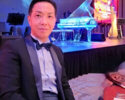 セールスフォースの小出会長にご招待いただき、特別VIP席で観賞させていただきました。
YOSHIKIは、数年前まで常に自殺願望を抱えながら生きていたのですがチャリティーを行うようになって、自分の存在意義を強く認識できるようになったそうです。
極論、人間って自分の欲だけのために生きたら自身を見失うということです。
使命感を持ってギリギリのラインで生きている人の歌や言葉には悲壮感を超越して、共感と不思議なパワーすら感じます。