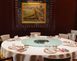 銀座 筑紫楼にて。HUAWEIとの定例会はいつも進化の速さに驚愕する。既に携帯端末企業ではなくEV自動車の基盤システムを全てコンポーネント化して商用化しており、中国国内のカーメーカーが販売を開始した。