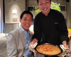 鎌倉 ROBB 石原代表 兼 シェフ
彼は大学ラグビー部の後輩です。リクルートの幹部候補だったのに突然し退職し、単身でコロンビアへ!
コネも何もない中、ひょんなことから、あるカカオ農家で働けるようになり、その仕事ぶりが評価され、カカオの販売権を手にすることができました。
それからコロンビアカカオ農家の収益改善を手掛け、日本では、このカカオを使ったチョコレートの生産・販売、鎌倉でのレストラン経営も手掛けています。