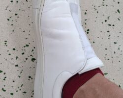 以前もご紹介した松石さん。今もお元気に北九州空港で無料の靴磨きを続けています。
1953年生まれの68歳。スターフライヤーの社長・顧問を歴任「北九州の方々への恩返しに少しでもなれば。靴の汚れを落として、気持ちよく目的地に向かってもらいたいです」と話す。