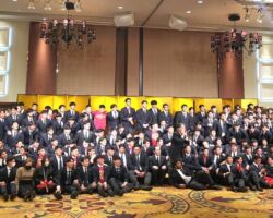 ラグビー大学選手権の決勝は、思わぬ大差がつき73対20でノーサイドとなりました。
※歴史上最大の得点差でした。
高校ラグビーで活躍した選手は、均等に主力大学に分散されるので、何故ここまで力の差が出るのか非常に興味深いところです。
結論からいうと、全てにおいてマジックはなく、学べる文化の醸成、効率的なスキルアップ施策、メンタル強化、個々の意識の高さに集約されます。社会人も目的の違いはあれど同じです。
①上級生が下級生をサポートする文化であり、下級生に余計な負担をかけない
②科学的に計算されたトレーニングや献立及びフィジカル管理
③個々の高い目標意識と自発的な取り組み
④窮地に立たされ時に冷静な判断してができるインドコントロールの習得