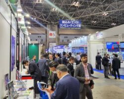 「組込み・エッジコンピューティング展」車両シュミレーターとのコラボ企画での展示がメインでしたが、配車、配送関連の問い合わせも多くいただき、各担当が名刺やアンケートの獲得に頑張っていました。