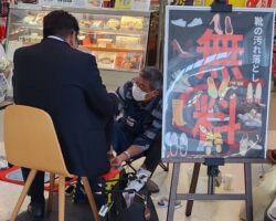 スターフライヤー前社長の松石禎己さんが北九州空港2階ロビーで靴磨きの無料サービスを行っています。退職されて2年、午前中に時間がある時だけ、お世話になった空港とお客様への恩返しをしたいという思いでずっと続けられています。ソールを車用ワックスで磨きあげてくれるのでピカピカになります。