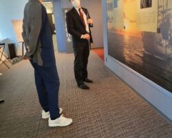 株式会社FIG村井社長、SHOKICHI
テクノ&地図ミュージアム見学
DtoDは今旬な話題でかなり時間を取って説明しました!
※当写真は社内報掲載のみ許諾をいただいております。SNS等への流用は厳禁になります!