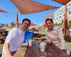 Frost訪問 冷凍食品専用の配送が脆弱な米国市場に目を付けて天候や配送ルート、配送業者等のデータを取得・分析することで、配送ミスを減少させるビジネスモデルを構築している。 配送ミスを事前に予測することで、冷凍・冷蔵食品ECにまつわる物流ミスをなくし、ひいては冷凍・冷蔵食品EC市場の拡大に貢献する。 現状は、ドライアイスでなんとか冷凍・冷蔵宅配しているが、気温が上がったり、配送遅延が起こると、商品が腐って再配送や返金というトラブルにつながる。 田中さんはこの大きな損失を少しでも減らすべくこの会社を立ち上げた。 是非、当社の配送ソリューションで協業したい。