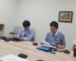 ダイキン工業株式会社
梅田ツインタワーに本社移転されて初訪問
夏場の猛暑時、エアコン修理依頼は毎日数千件に及ぶ!
故障内容から、修理スタッフの技術レベルを算出し、必要部品と一緒に効率的に現場に誘導する当社の動態管理システムを採用していただいている。
益田さん、木村さんね建設的な貢献により、毎年、新規開発と運用費をいただいている。
更なる提案活動を推進してほしい。