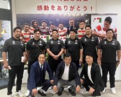 ラグビーワールドカップ2023?
日本代表選手報告会
世界で戦えるフィジカル、スキル、メンタルを備えていることは勿論、このレベルになると他を思いやる人間力が秀でている。
私自身も学ぶべき点が多い。
・選手コメント
次回のワールドカップに向けて、もっと個人のフィジカル、精度を上げていかないとチーム力の向上だけでは世界のトップにはずっと勝てない。代表に選抜される前に強靭な個の強化を図る必要がある。