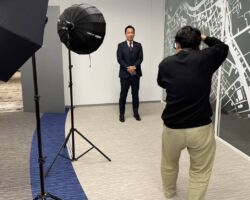 ビジネスポートレートの撮影風景。
会社案内を含む、様々なシーンで活用予定です。