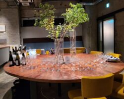 鎌倉 ROBB 石原代表 兼 シェフ
彼は大学ラグビー部の後輩です。リクルートの幹部候補だったのに突然し退職し、単身でコロンビアへ!
コネも何もない中、ひょんなことから、あるカカオ農家で働けるようになり、その仕事ぶりが評価され、カカオの販売権を手にすることができました。
それからコロンビアカカオ農家の収益改善を手掛け、日本では、このカカオを使ったチョコレートの生産・販売、鎌倉でのレストラン経営も手掛けています。