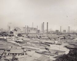 旧安川邸にて。安川家は明治7年に福岡で炭鉱経営を始め、明治10年の安川商店創業時に芦屋に住居を移したのち、明治20年に安川商店を、明治22年に住居を現在の若松区役所周辺に移しました。