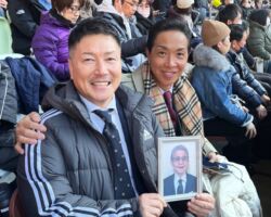 ラグビー大学選手権の決勝は、思わぬ大差がつき73対20でノーサイドとなりました。
※歴史上最大の得点差でした。
高校ラグビーで活躍した選手は、均等に主力大学に分散されるので、何故ここまで力の差が出るのか非常に興味深いところです。
結論からいうと、全てにおいてマジックはなく、学べる文化の醸成、効率的なスキルアップ施策、メンタル強化、個々の意識の高さに集約されます。社会人も目的の違いはあれど同じです。
①上級生が下級生をサポートする文化であり、下級生に余計な負担をかけない
②科学的に計算されたトレーニングや献立及びフィジカル管理
③個々の高い目標意識と自発的な取り組み
④窮地に立たされ時に冷静な判断してができるインドコントロールの習得