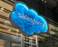 セールスフォース日本本社の最上階で会食でした。
ちょっとやり過ぎですが、素晴らしい施設でした。
セールスフォースは、当社のDX推進に不可欠ですから、今後も親交を深めるとともに当社のソリューションやコンテンツをできるだけ早く利用していただきたいと思っています。