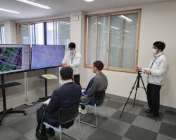 株式会社FIG村井社長、SHOKICHI
テクノ&地図ミュージアム見学
DtoDは今旬な話題でかなり時間を取って説明しました!
※当写真は社内報掲載のみ許諾をいただいております。SNS等への流用は厳禁になります!