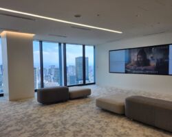 ダイキン工業株式会社
梅田ツインタワーに本社移転されて初訪問
夏場の猛暑時、エアコン修理依頼は毎日数千件に及ぶ!
故障内容から、修理スタッフの技術レベルを算出し、必要部品と一緒に効率的に現場に誘導する当社の動態管理システムを採用していただいている。
益田さん、木村さんね建設的な貢献により、毎年、新規開発と運用費をいただいている。
更なる提案活動を推進してほしい。