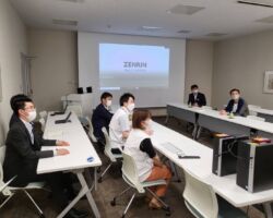 株式会社FIG村井社長、SHOKICHI
テクノ&地図ミュージアム見学
DtoDは今旬な話題でかなり時間を取って説明しました!
※当写真は社内報掲載のみ許諾をいただいております。SNS等への流用は厳禁になります!