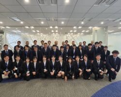 2024年4月1日11時から入社式を行いました。26期は23名の新入社員が入社してくれました。