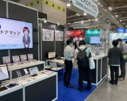 大阪の展示会の模様
動画、漫画、デモなどを活用して接客を行った。(事業部より)