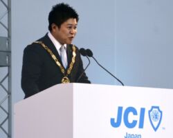 JC会頭に麻生太郎氏長男 将豊氏「日本取り戻す」
抱負を述べる麻生商事社長の麻生将豊氏(8日午後、大分市)=共同