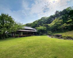 旧安川邸にて。安川家は明治7年に福岡で炭鉱経営を始め、明治10年の安川商店創業時に芦屋に住居を移したのち、明治20年に安川商店を、明治22年に住居を現在の若松区役所周辺に移しました。