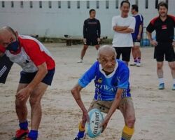 92才 現役ラガーマン‼️
貴田 哲弘(きだ あきひろ)氏
1931年生まれ 92才
滋賀県大津市出身
160cm SH
旧制 京都市立第一商業高校(現 京都市立西京高校)でラグビーを始め 45年春 疎開で大津市に戻り滋賀県立膳所高校の前身校で『ラグビー班』の1期生となりました。
40才からラグビーを再開 現在も『びわこ惑惑クラブ』でプレーされています。
2022年10月9日マスターズ花園に膳所高校OBチームとして出場
強豪 秋田工業高校OBチームと対戦しました。