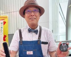 スターフライヤー前社長の松石禎己さんが北九州空港2階ロビーで靴磨きの無料サービスを行っています。退職されて2年、午前中に時間がある時だけ、お世話になった空港とお客様への恩返しをしたいという思いでずっと続けられています。ソールを車用ワックスで磨きあげてくれるのでピカピカになります。
