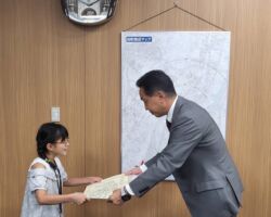 AEDマップを作成した小学生、林陽月さんを当社から表彰しました。詳細は社内報記事で紹介予定です。