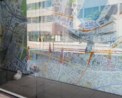 久しぶりに西日本シティ銀行を訪問!3D地図の完成度は高いが、止まって見てくれる人は限られる。 広報と割りきれば、これでよいが、収益モデルを構築するなら、見てもらう必然性をつくらないといけない。最近のタクシー広告は、一定層には刺さっているように思う、