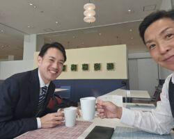 神戸でデンソーテン(DT)の中村さんとミーティング。
担当の懸命な努力によって、
DT→ZDC→東京センチュリー(NCS & ニッポンレンタカー ) →お客様 の流れが構築できたので、既存ビジネスの拡販だけでなく、大きな中期構想を描きたい。
ハイブリッドナビをカスタマイズでき、且つ高精度、安価で開発できる会社は当社以外にほぼなくなっている。
東京センチュリーGrの保有する車両やマーケットをフル活用して中期展望を描いて欲しい。