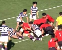 11月19日(日)の大学ラグビー対抗戦で、明治大学対帝京大学の全勝対決があり、帝京大学が43対11で圧勝した。
夏季大会では互角だった両大学だが、秋シーズンまでにどのような準備をしてきたのか、昨年まで帝京大学ラグビー部監督であった岩出教授に聞いてみた。